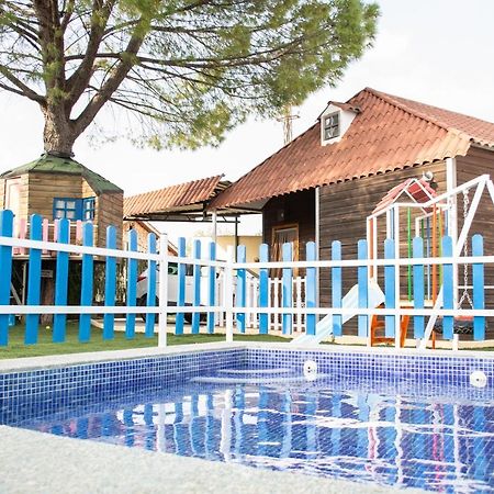 Bungalow Perotonar Ideal Para Familia Con Niños La Puebla de Cazalla Bagian luar foto