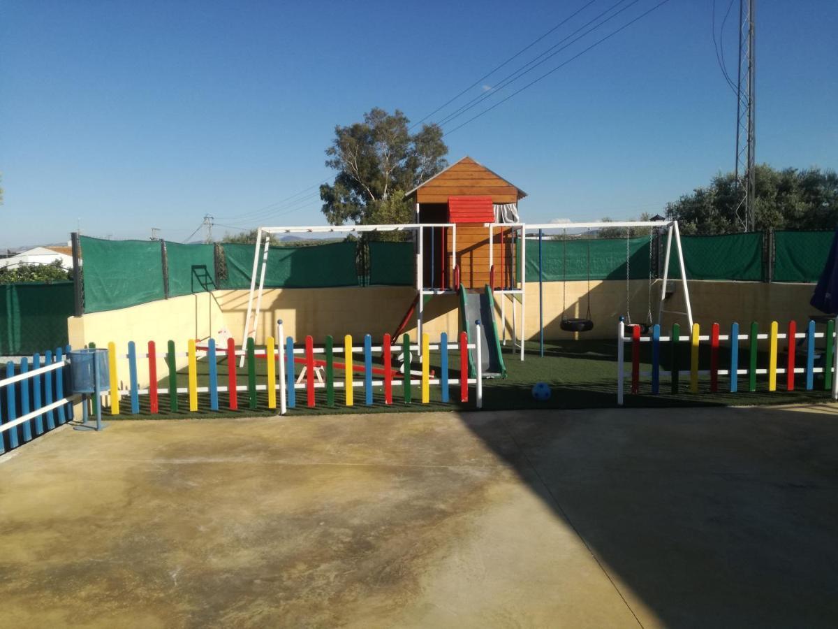 Bungalow Perotonar Ideal Para Familia Con Niños La Puebla de Cazalla Bagian luar foto